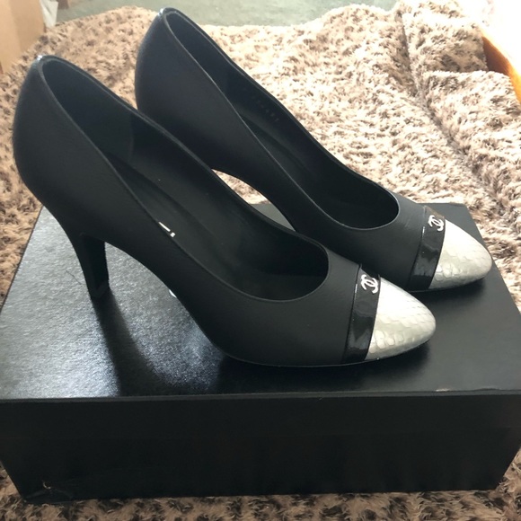 2019 Interlocking CC Logo Chanel Leather Pumps - Picture 10 of 13